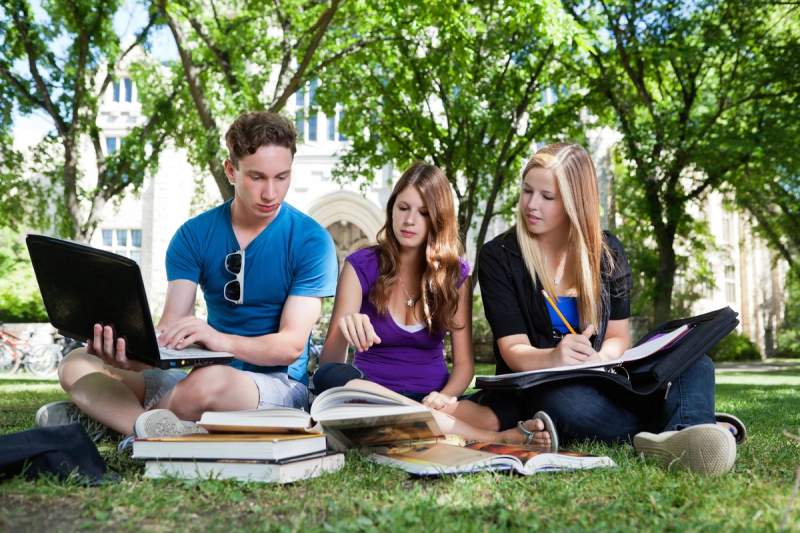 Étudiants internationaux travaillant en groupe sur le campus d'une université à l'étranger