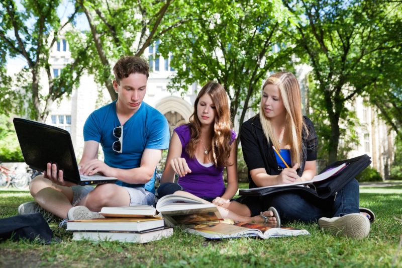 Étudiants internationaux travaillant en groupe sur le campus d'une université à l'étranger