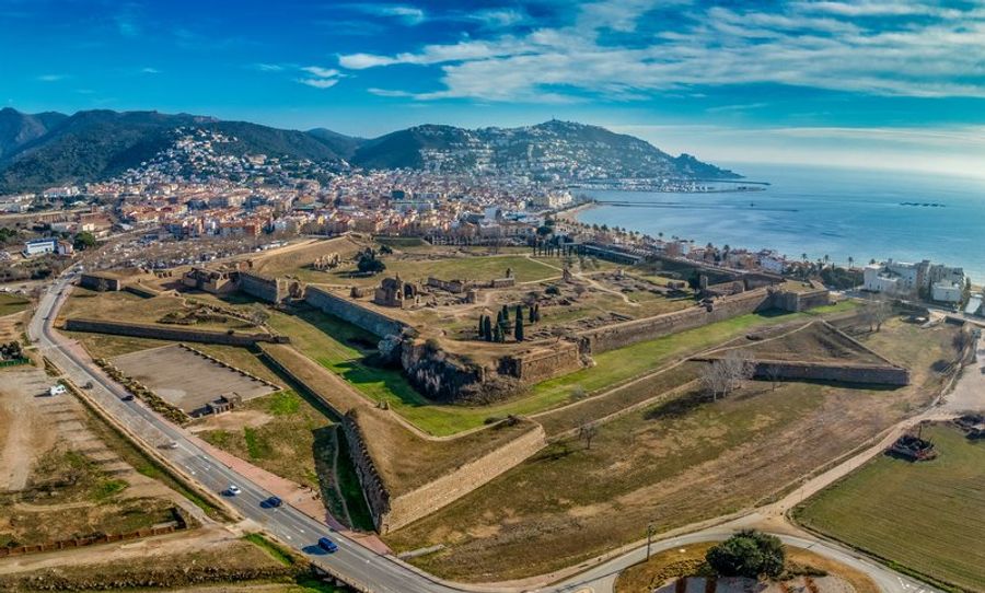 Vue panoramique de la Citadelle de Roses avec la ville en arrière-plan.