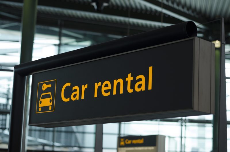 Panneau de signalisation Car Rental dans un hall d