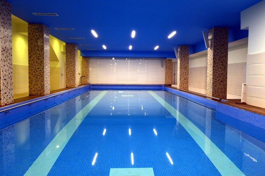 Piscine intérieure élégante de l’Hôtel Salis & Medical Spa à Turda, Roumanie.