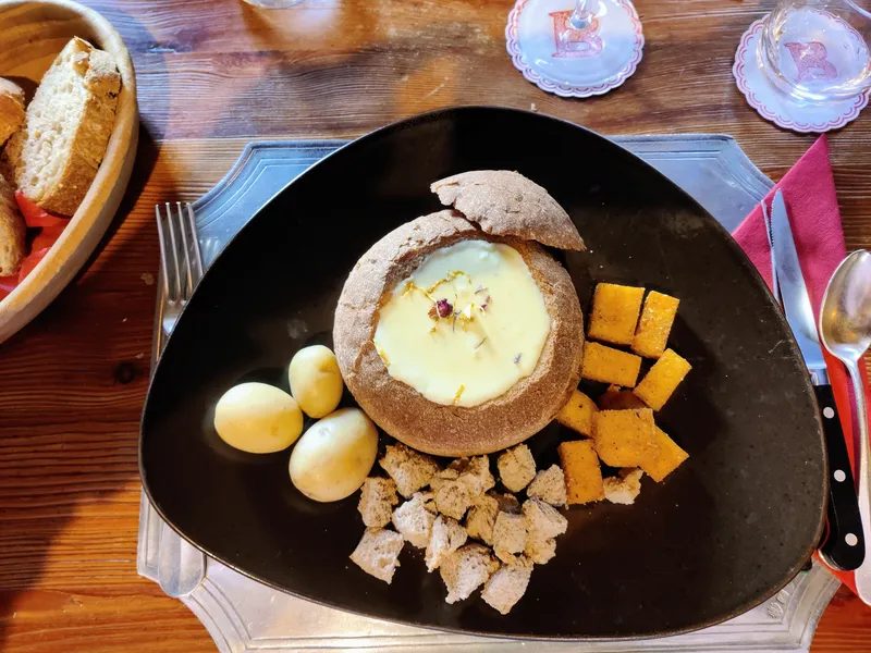 Une fondue Valdontaine dans la brasserie du bon bec à Cogne