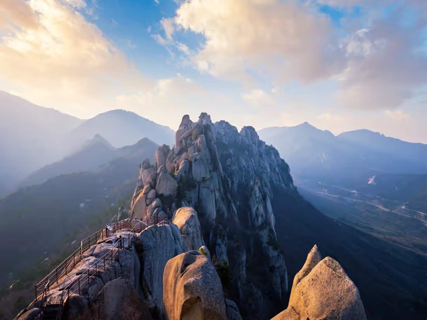 Pics granitiques spectaculaires du parc national de Seoraksan près de Sokcho, en Corée du Sud.