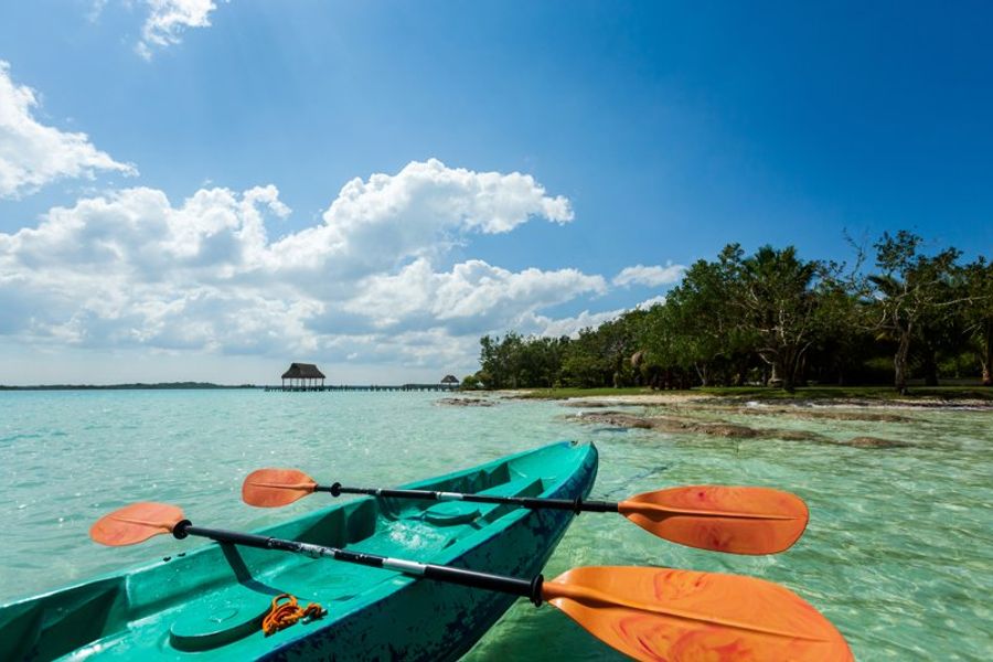 Kayak flottant sur les eaux turquoise de la lagune de Bacalar