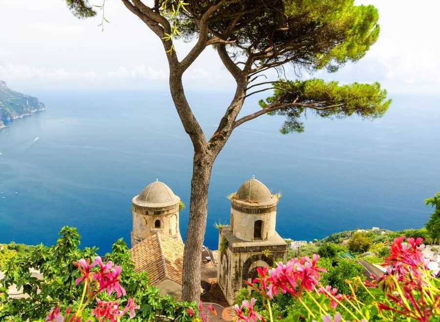 Vue sur la mer et les montagnes.