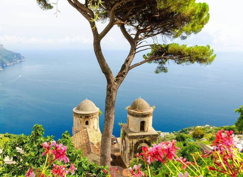 Vue sur la mer et les montagnes.