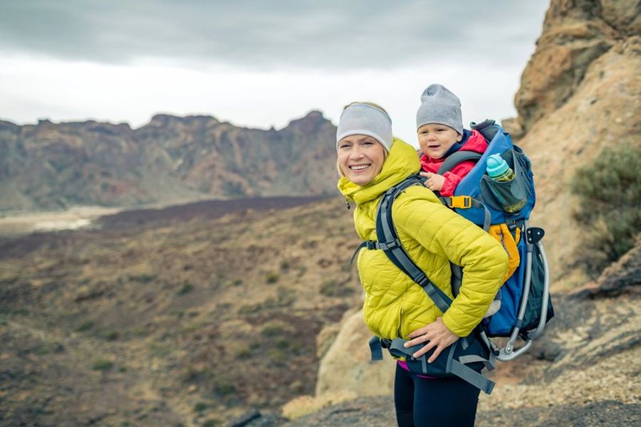 Famille en randonnée avec porte-bébé confortable, en pleine nature