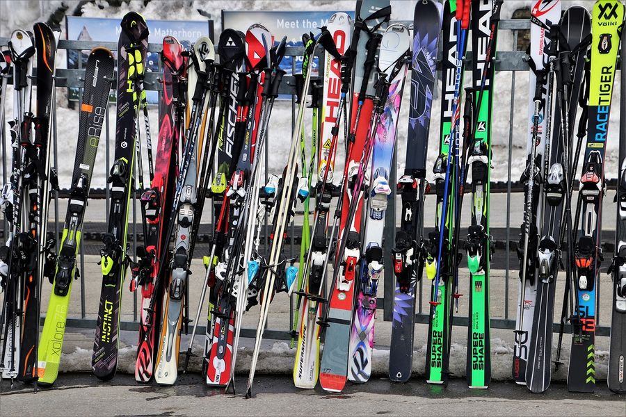 Paires de ski rangés