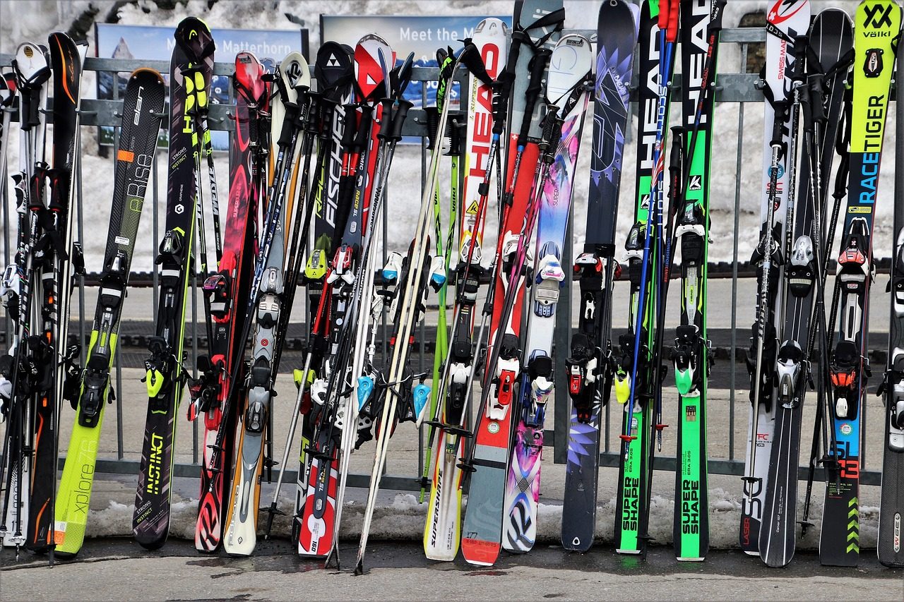 Paires de ski rangés