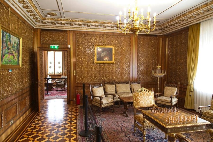 Salon luxueux de la maison de Ceaușescu avec des murs dorés et des meubles anciens
