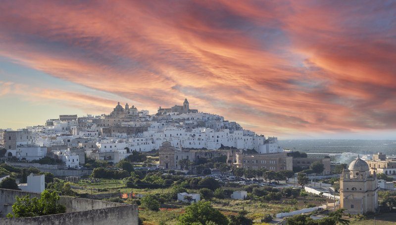 Coucher de soleil spectaculaire sur la ville blanche d