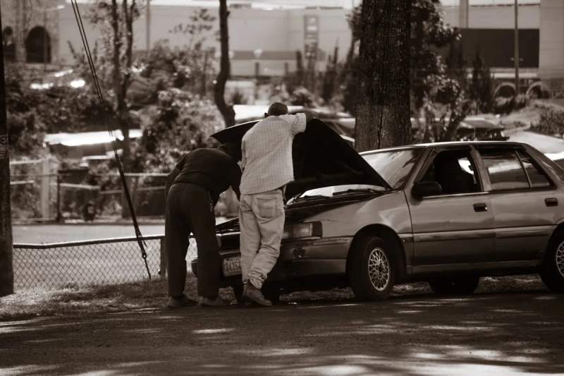 Des personnes malhonnêtes qui réparent une voiture