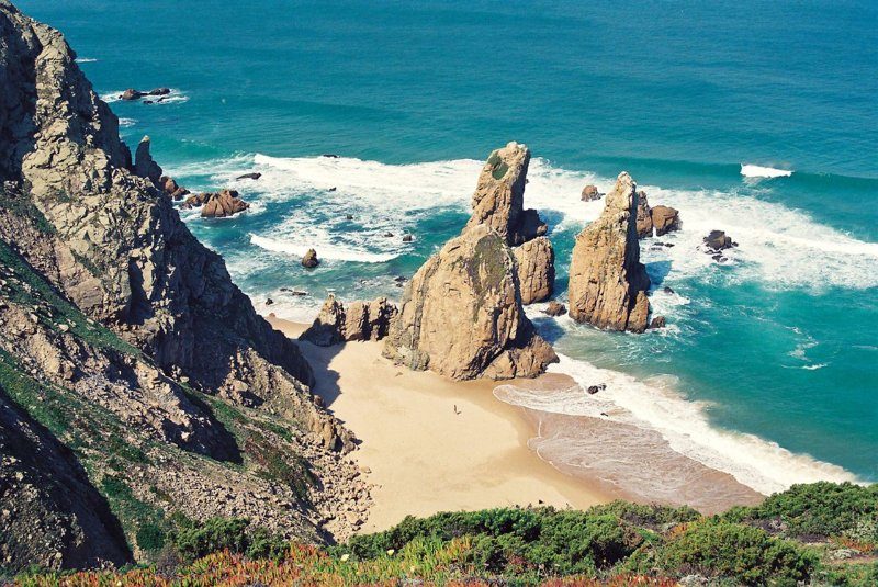 La plage isolée de Praia da Ursa à Sintra, Portugal, entourée de formations rocheuses spectaculaires et de falaises.