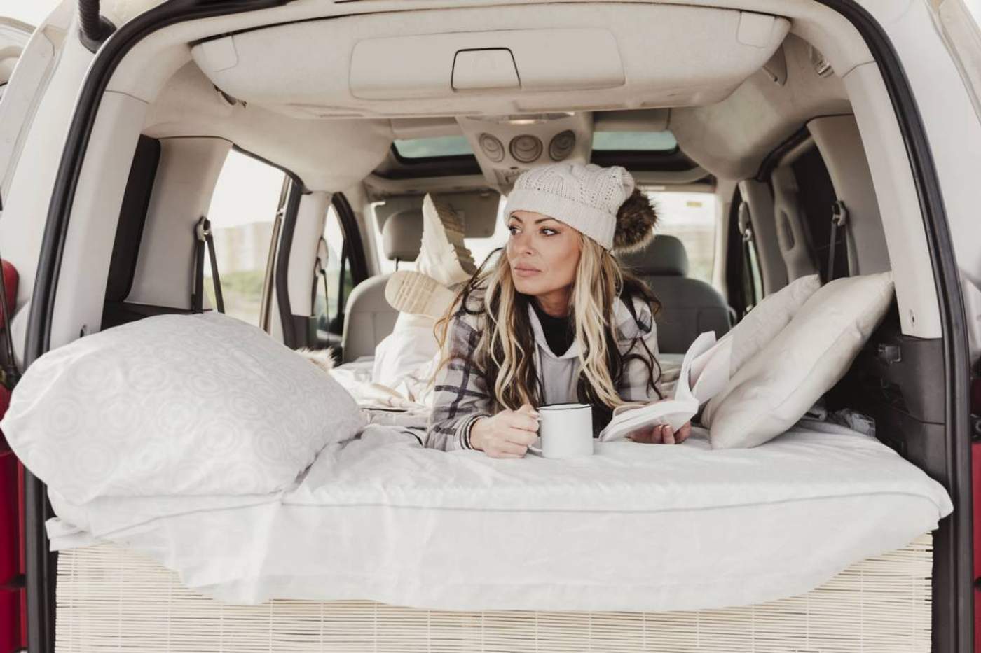 Une femme dans un van aménagé
