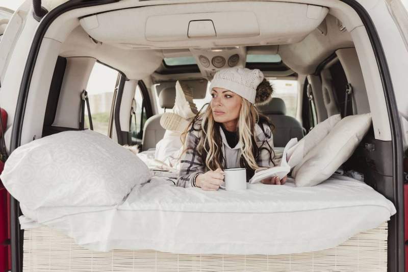 Une femme dans un van aménagé