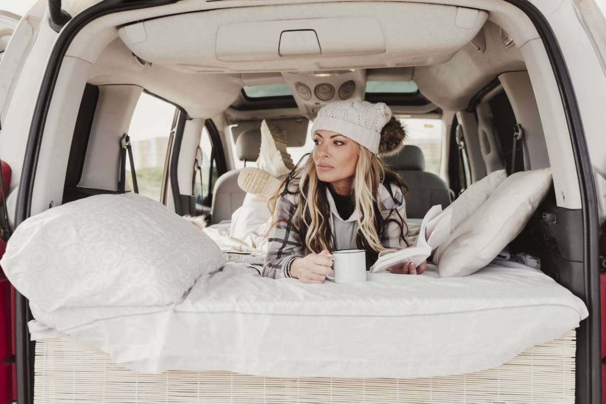 Une femme dans un van aménagé