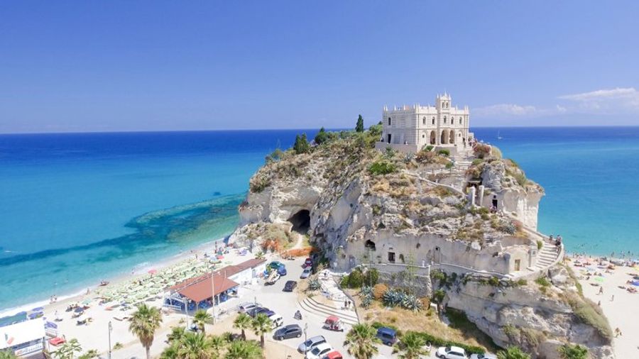 Vue aérienne de Tropea avec son sanctuaire perché et ses plages.