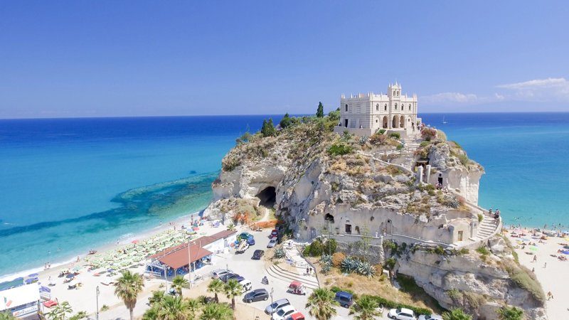 Vue aérienne de Tropea avec son sanctuaire perché et ses plages.