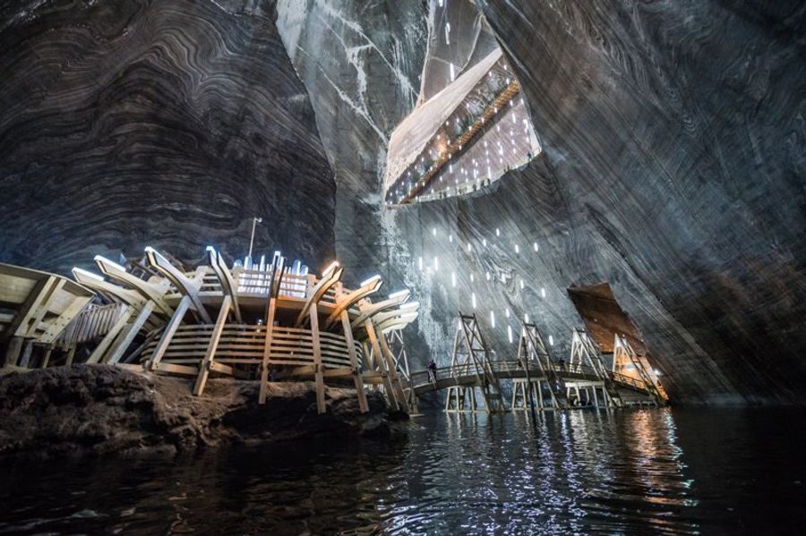 Intérieur de la mine de sel de Turda avec un lac souterrain.