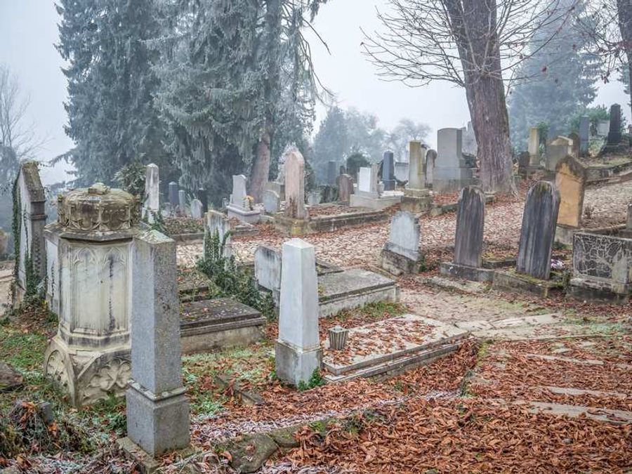 Ancien cimetière saxon entouré de brume et d