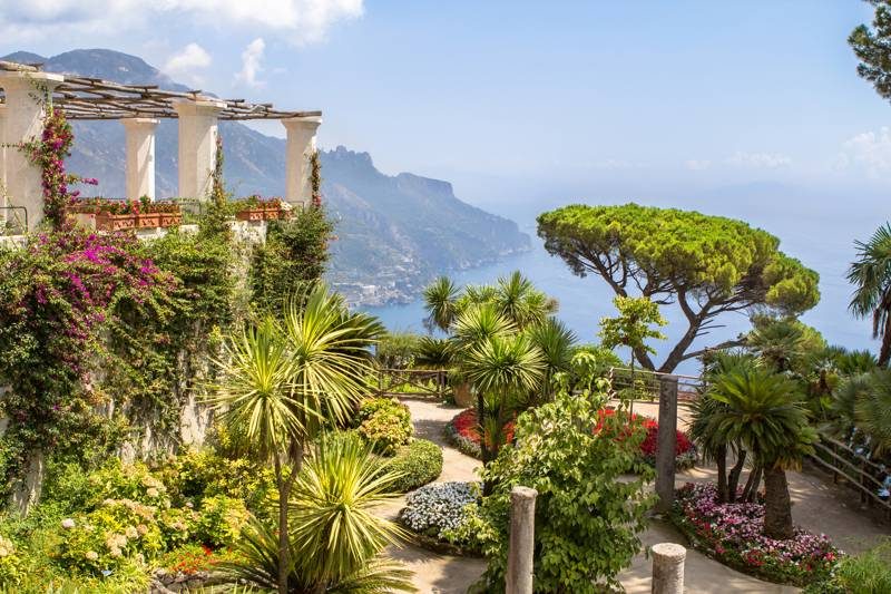 Vue magnifique depuis la villa Rufolo, entourée de jardins luxuriants et surplombant la côte amalfitaine.