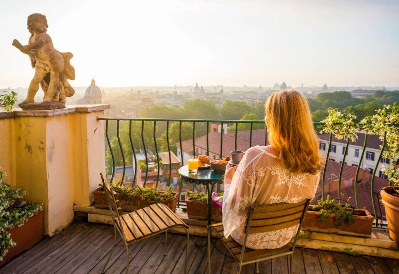 Femme prenant le petit-déjeuner avec vue panoramique sur Rome