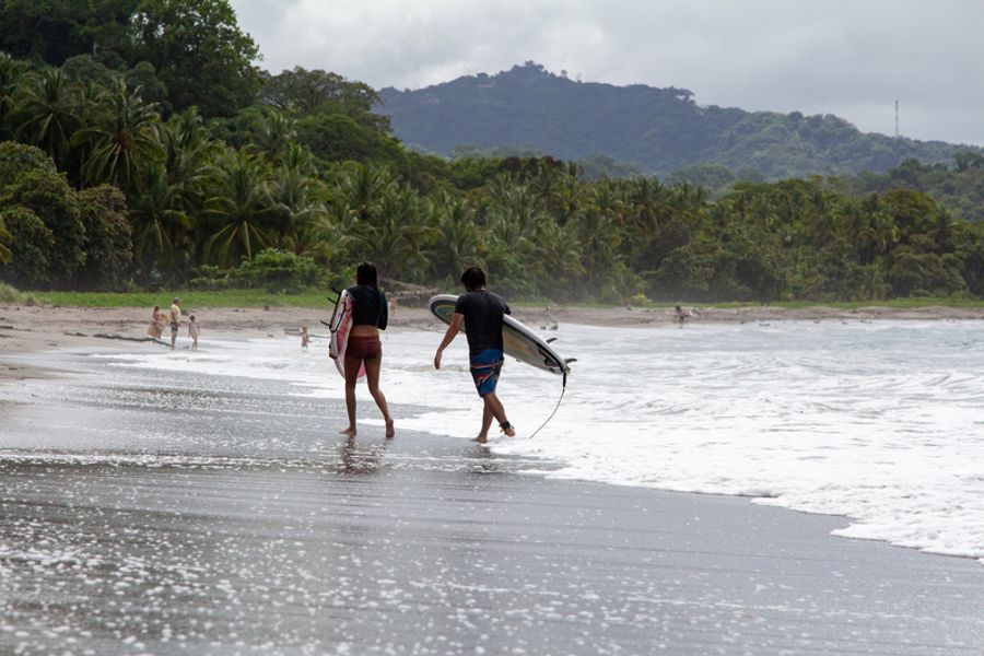 Des surfeurs sur la plage de Samara au Costa Rica