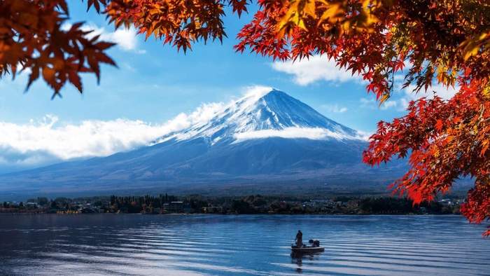 Vue du mont Fuji au bord du lac encadrée de feuilles d’érables rouges et orangées en automne