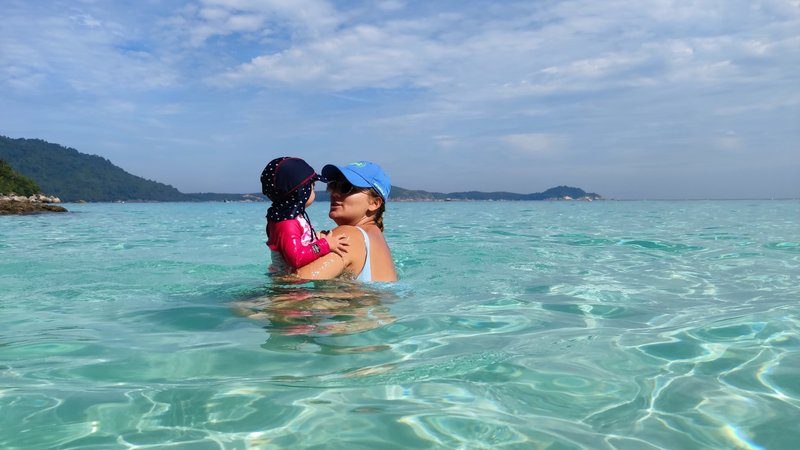 Anna et Maud jouent dans l’eau turquoise peu profonde des îles Perhentian, ambiance familiale et détendue.