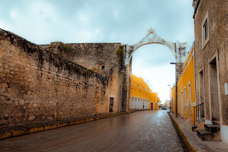 L'arc jaune d'Izamal près de Valladolid au Mexique