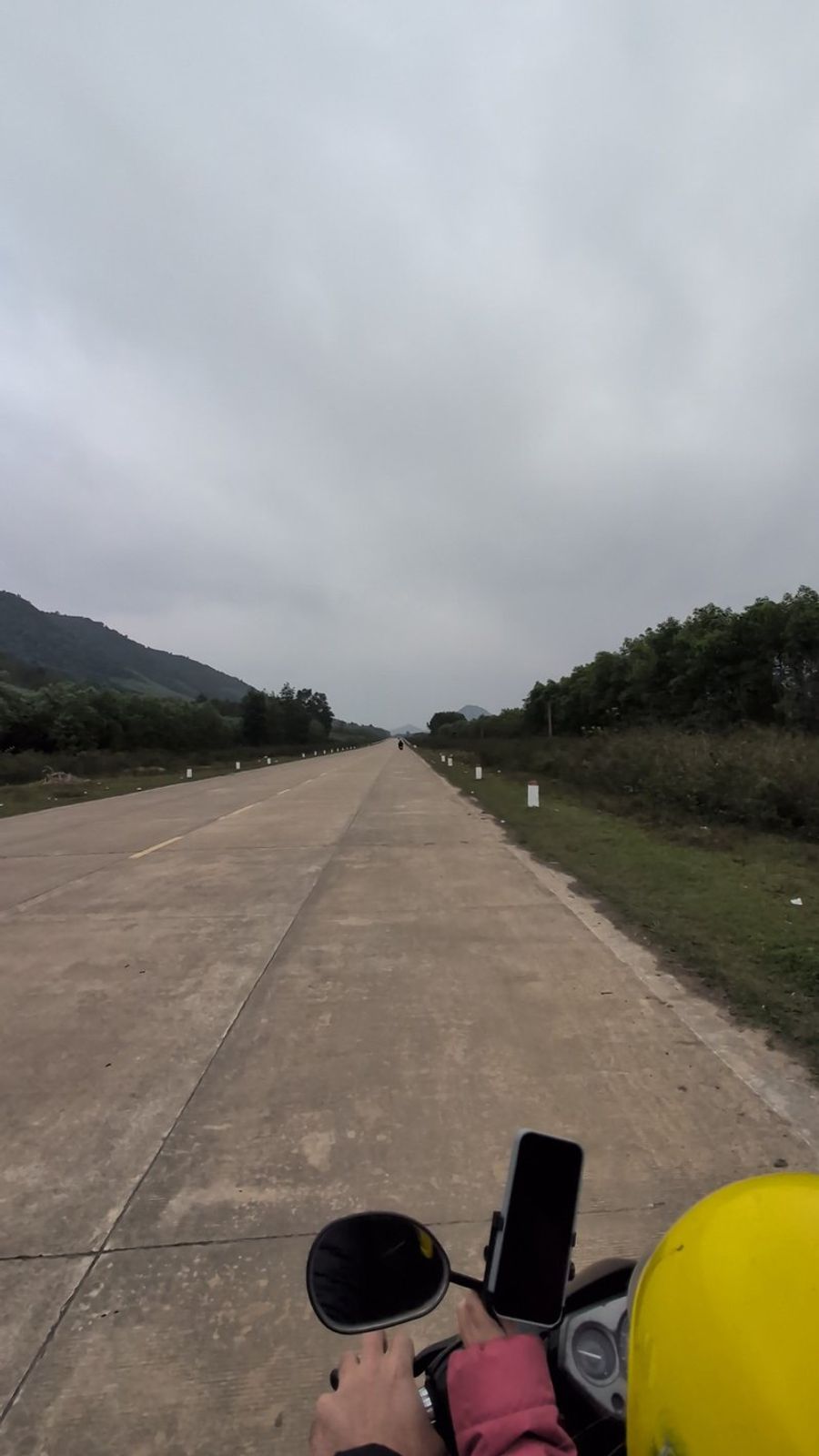 Balade en scooter sur la route QL15, entourée de nature dans la région de Phong Nha