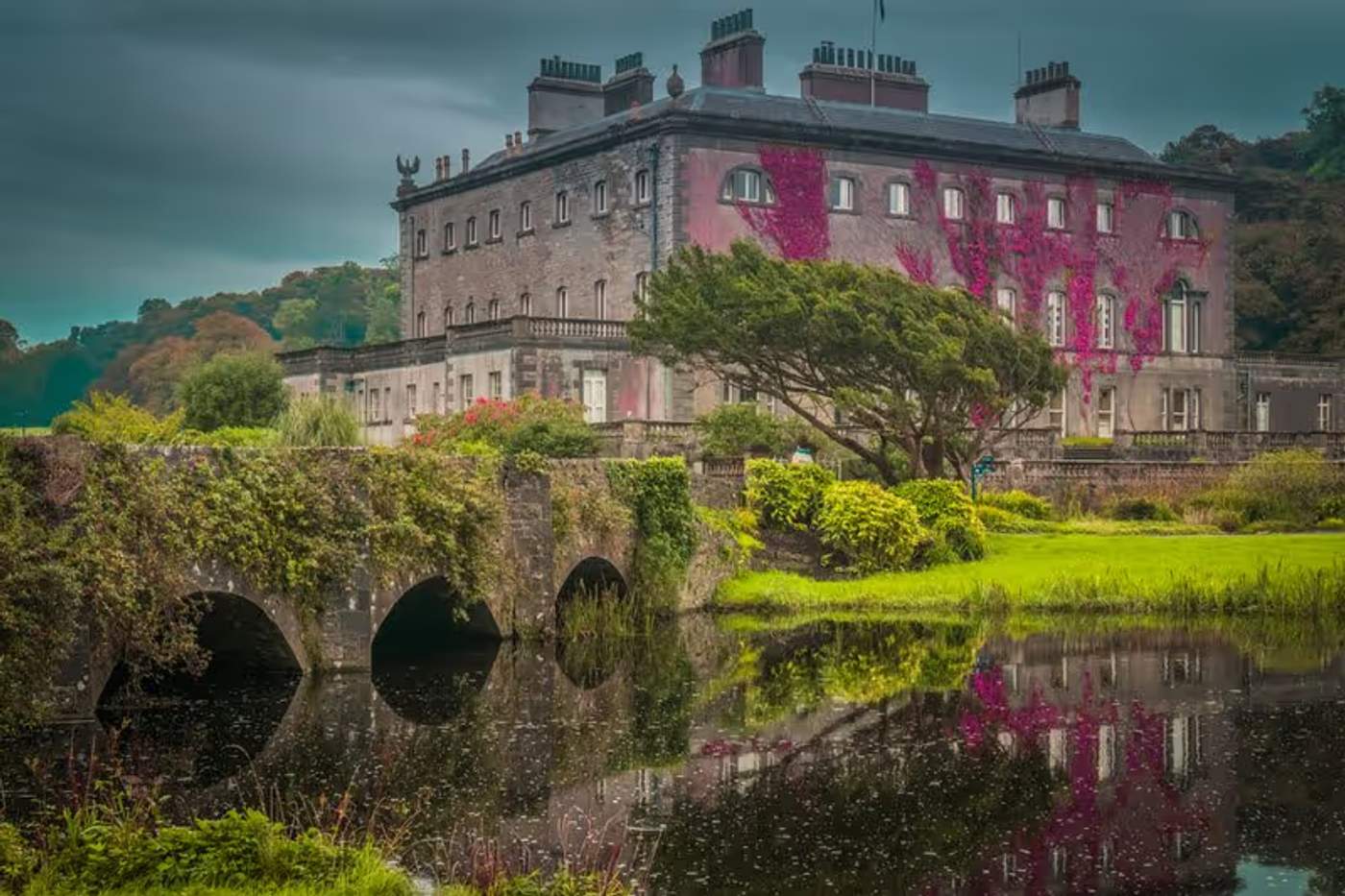 La majestueuse Westport House, entourée de verdure et reflétée dans un lac tranquille.