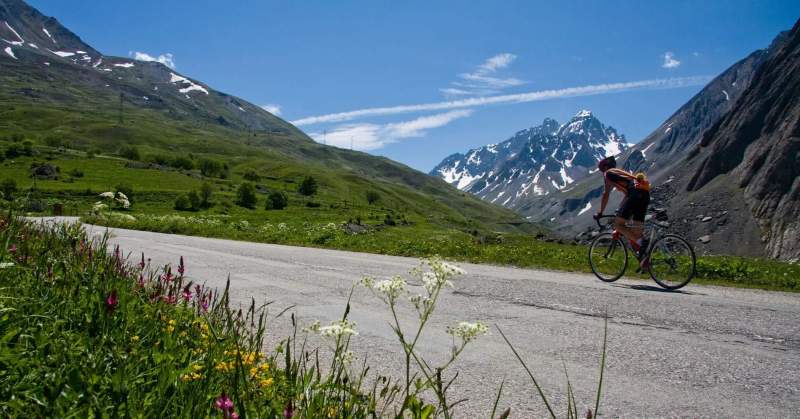 Un cycliste dans les Alpes