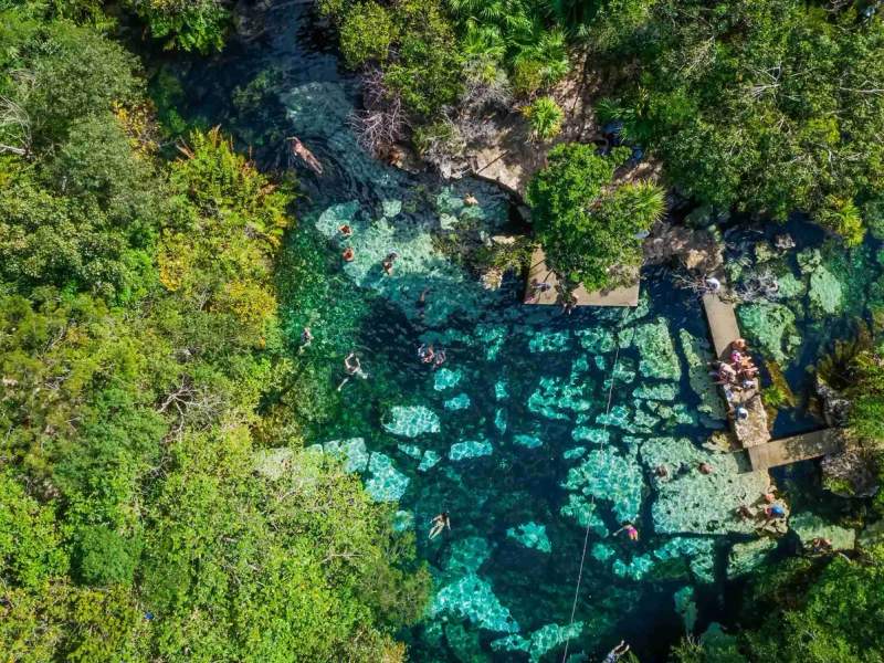 Une vue aérienne du cenote Azul à Tulum