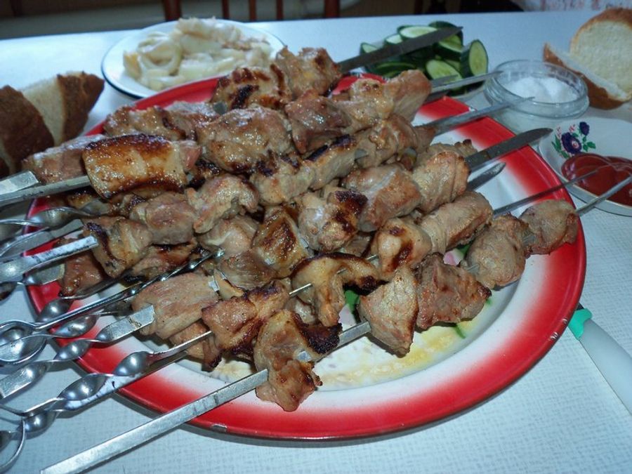 Brochettes de satay prêtes à être dégustées, un plat typique balinais.