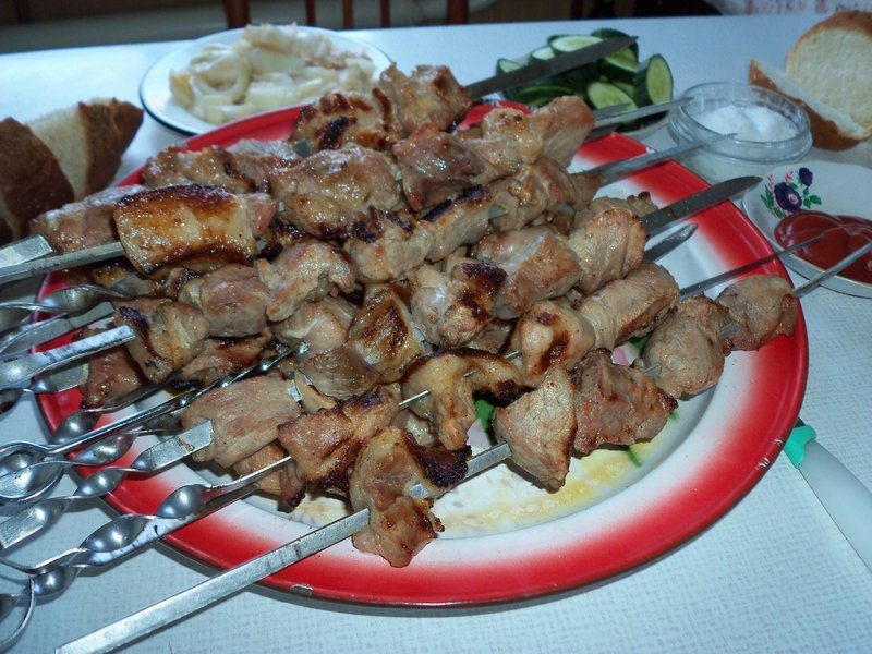 Brochettes de satay prêtes à être dégustées, un plat typique balinais.