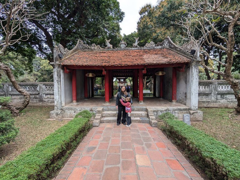 ntrée du temple de la littérature avec visiteurs devant le portique.