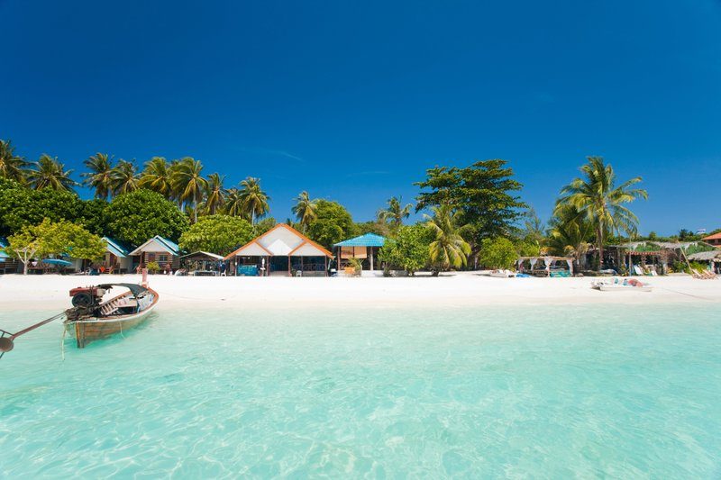 Plages de sable blanc bordées de palmiers et d’eaux cristallines à Koh Lipe.