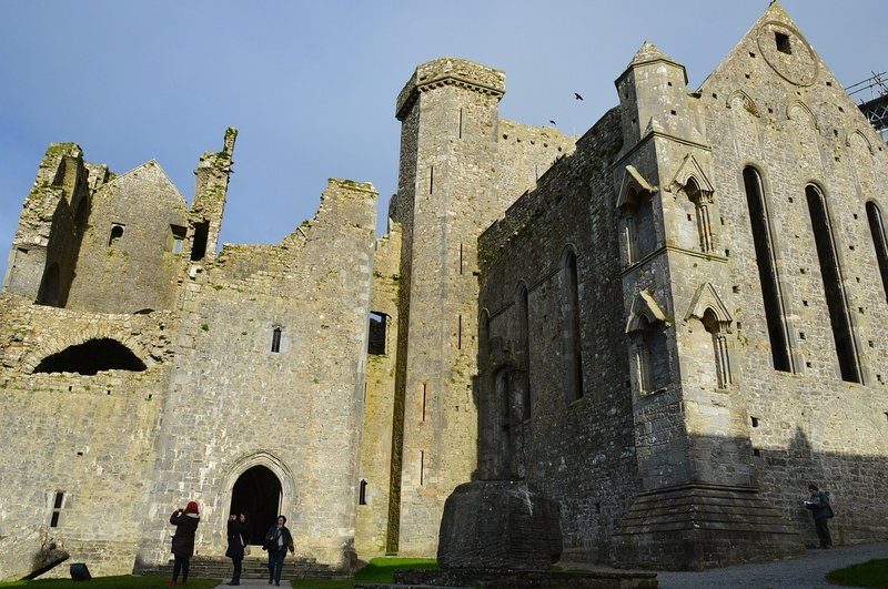 Ruines majestueuses du Rock of Cashel sous un ciel bleu clair.