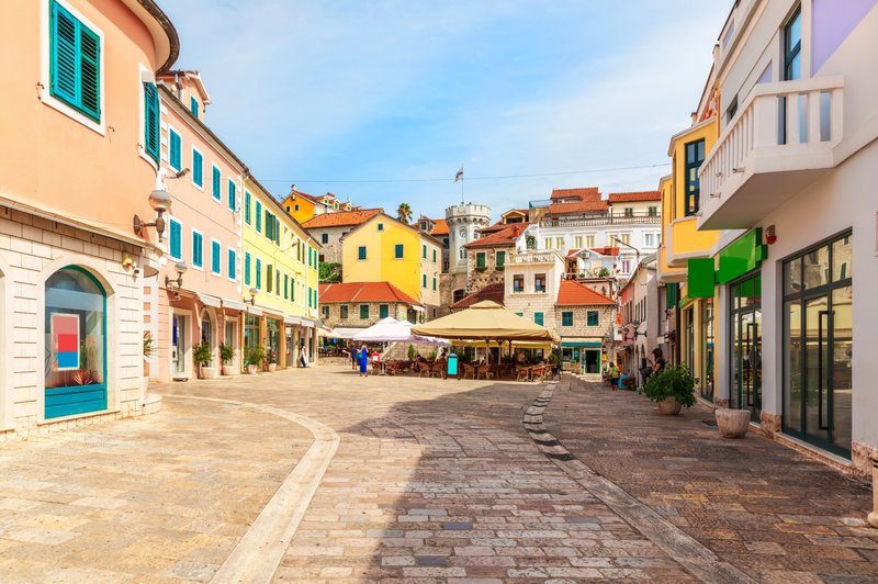 Vieille ville ottomane de Stara Varoš à Podgorica avec rues étroites et maisons colorées