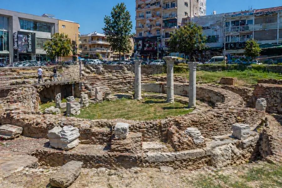 Vestiges du forum byzantin de Durrës avec colonnes corinthiennes et ruines antiques au cœur de la ville.
