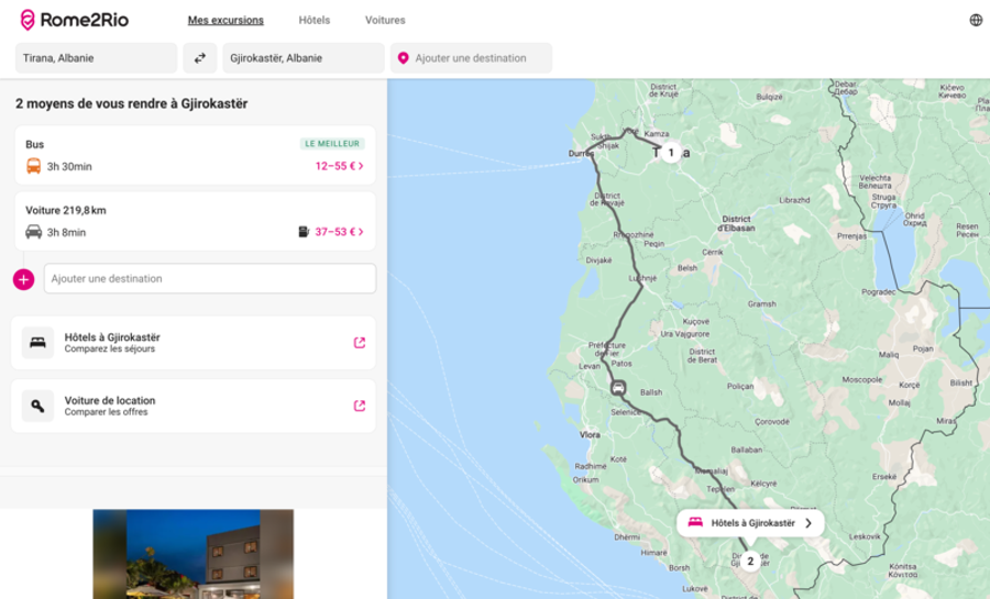 Carte montrant les itinéraires de Tirana à Gjirokastër en Albanie, avec des options de transport en bus et en voiture.