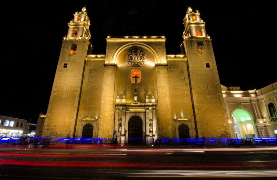 La cathédrale de San Ildefonso à Mérida illuminée de nuit