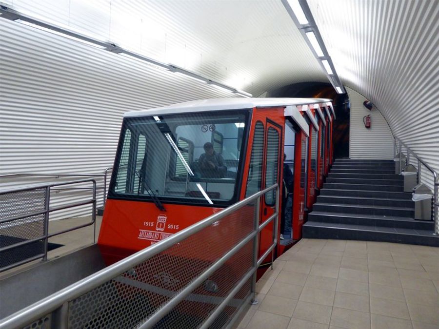 Funiculaire rouge à l’intérieur de la station, prêt à monter au sommet du mont Artxanda.