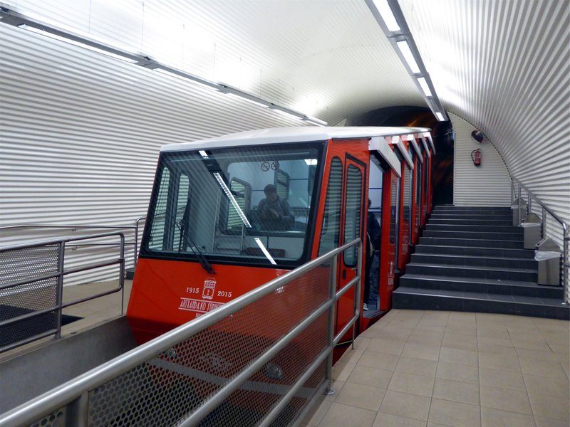 Funiculaire rouge à l’intérieur de la station, prêt à monter au sommet du mont Artxanda.