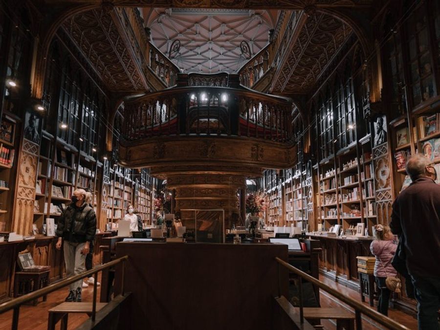 ntérieur richement décoré de la librairie Lello, une des plus belles librairies du monde.