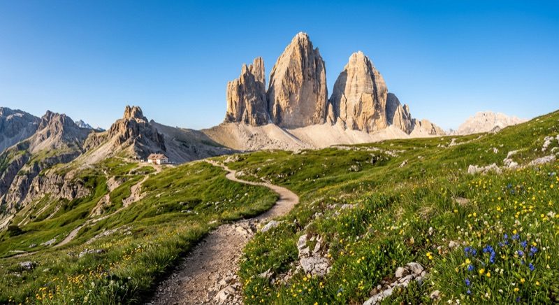 Les pics découpés des Tre Cime di Lavaredo dans les Dolomites italiennes sous un ciel d