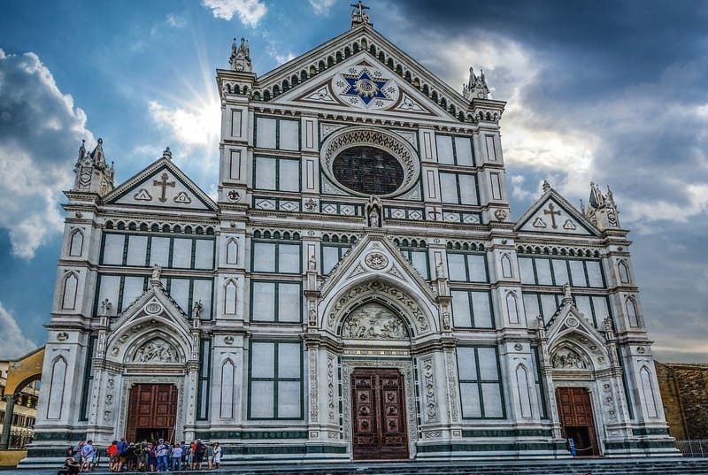 La magnifique façade de la Basilique Santa Croce à Florence, avec ses détails architecturaux impressionnants.