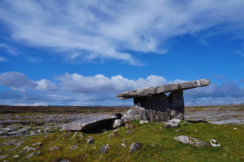 Formation rocheuse unique sous un ciel bleu au parc national des Burren.