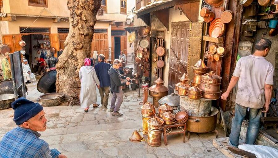 Artisans dinandiers et ustensiles en cuivre dans les souks de Fès